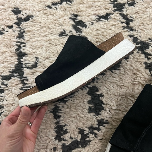 Women’s Slide wedge sandal. Size 8 - Picture 3 of 6